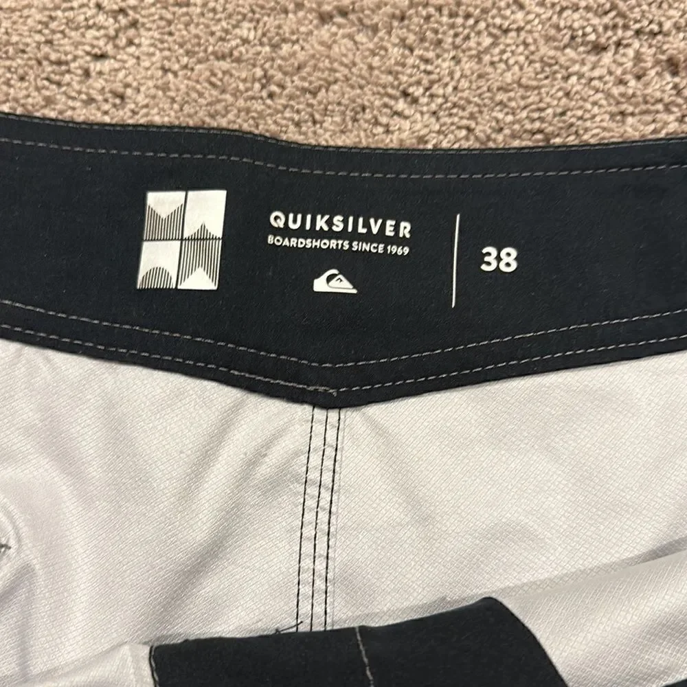 Quicksilver Boardshorts size 38 good condition !